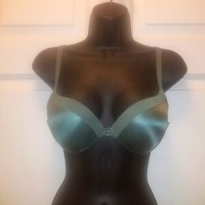 VICTORIA'S SECRET BRAND NEW SET SOFT POWDER GREEN!